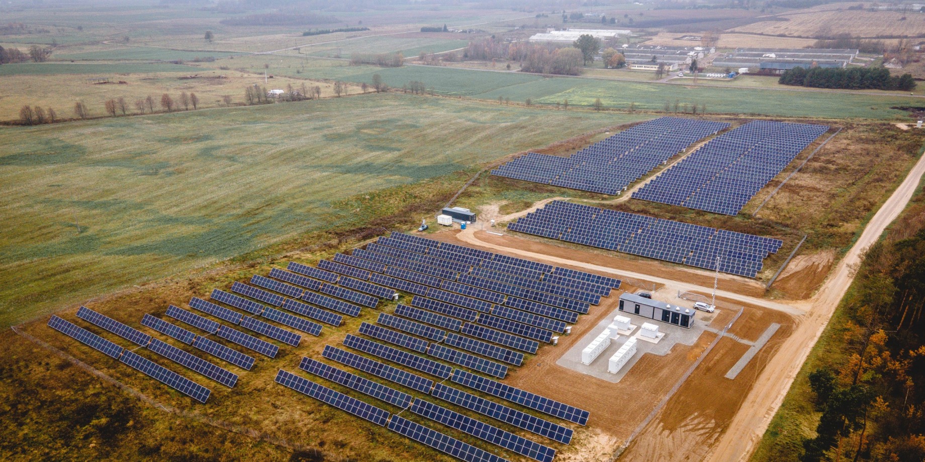 Vienas pirmųjų saulės parkų Lietuvoje su integruota energijos kaupimo sistema