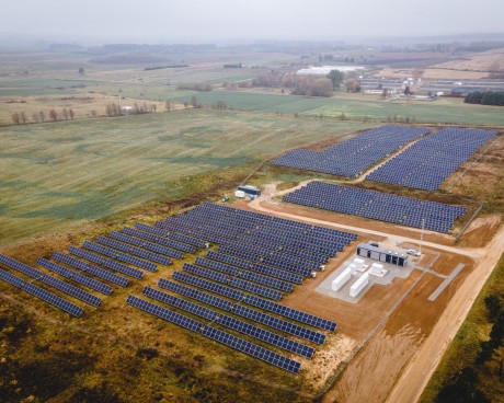 Vienas pirmųjų saulės parkų Lietuvoje su integruota energijos kaupimo sistema