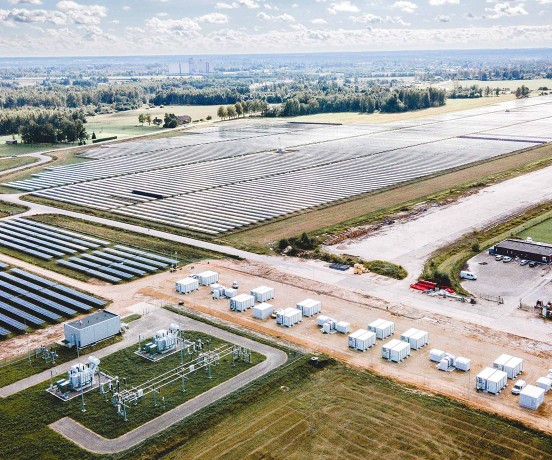 Energizuota ir prie pastotės prijungta pirmoji „Green genius“ 100 MWh baterijų parko dalis