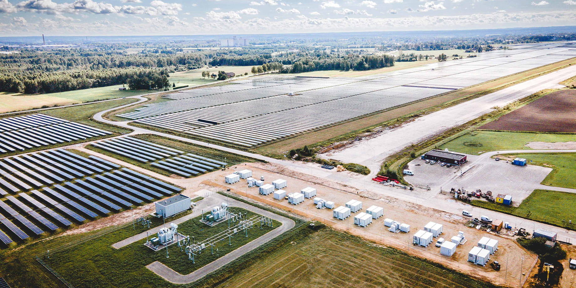 Energizuota ir prie pastotės prijungta pirmoji „Green genius“ 100 MWh baterijų parko dalis